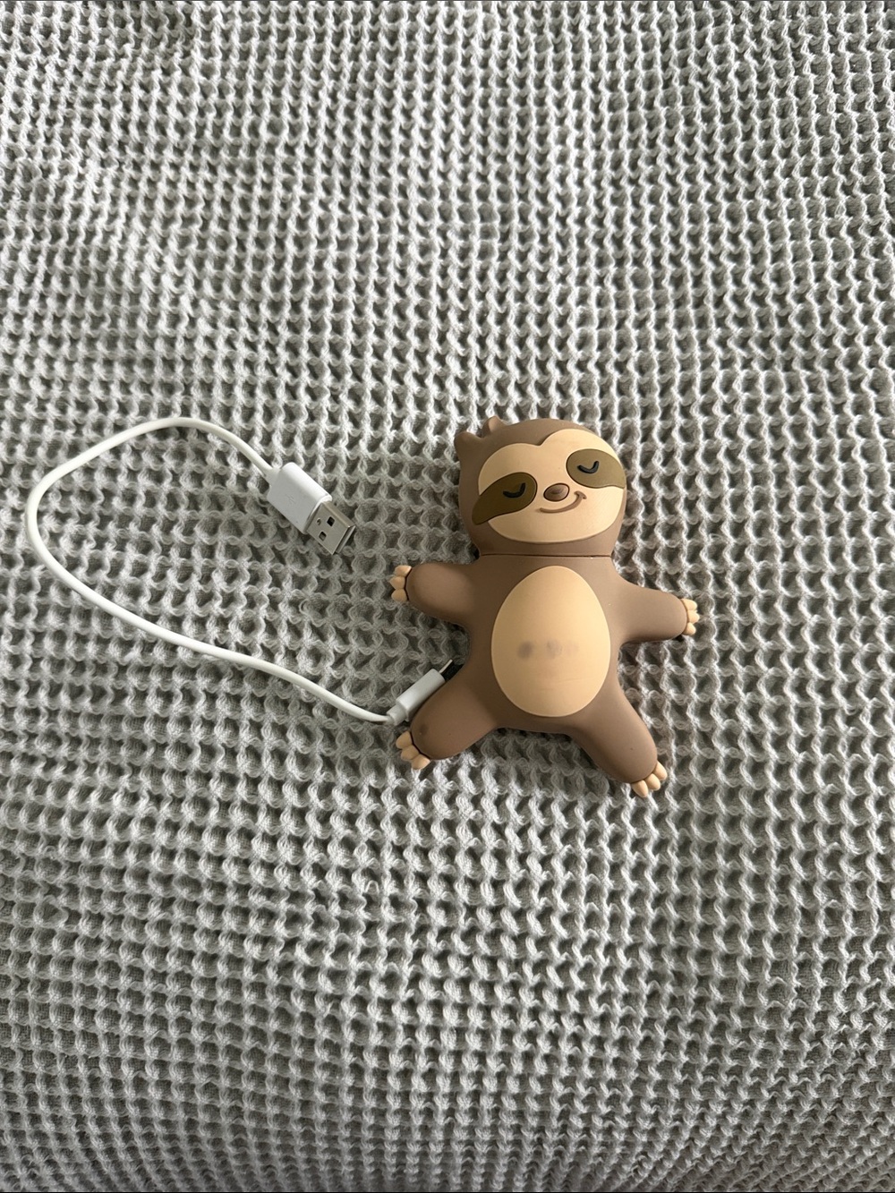 Moi Brown and Cream Sloth Kids Power Bank with USB Cable